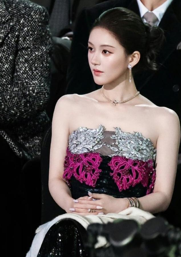 星光大赏是95花第一次正面较量过去一直是85花谁压轴，谁和谁不同框，谁给谁抬咖