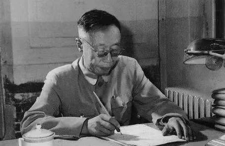 1963年，溥仪在北京街道闲逛，看到一烧饼摊，于是便买了一个。没想到刚吃了一口，