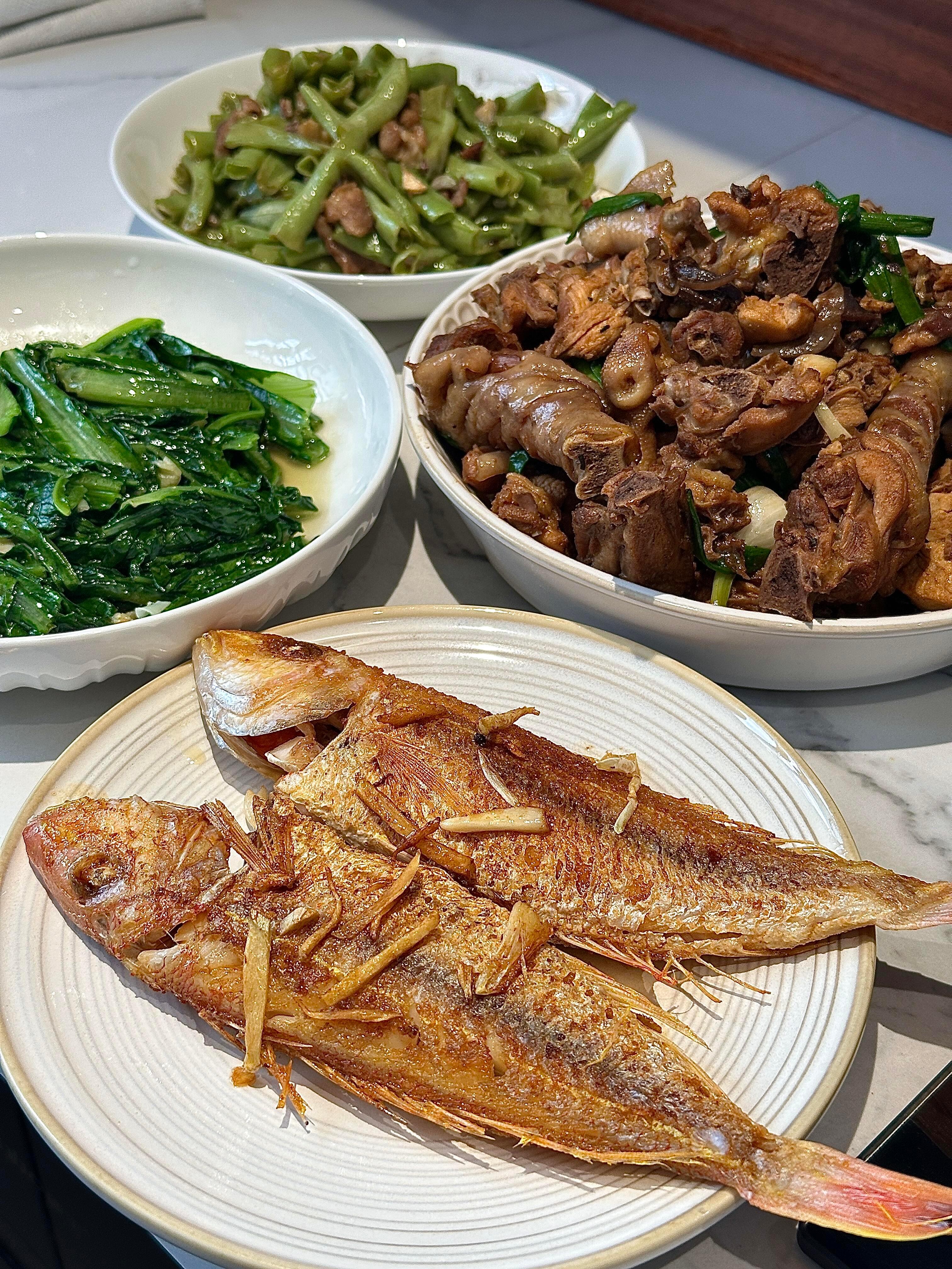 今天夜宵，喜欢干煎鱼炒鸡块瘦肉炒豆角青菜​​​