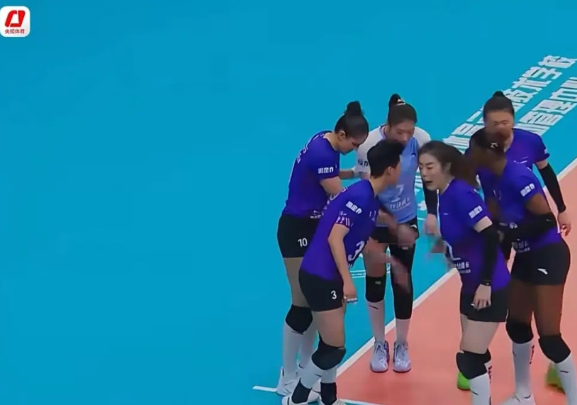 天津女排突然又行了，一只脚已经踏进4强大门了！王艺竹的回归对这支天津女排来说，真