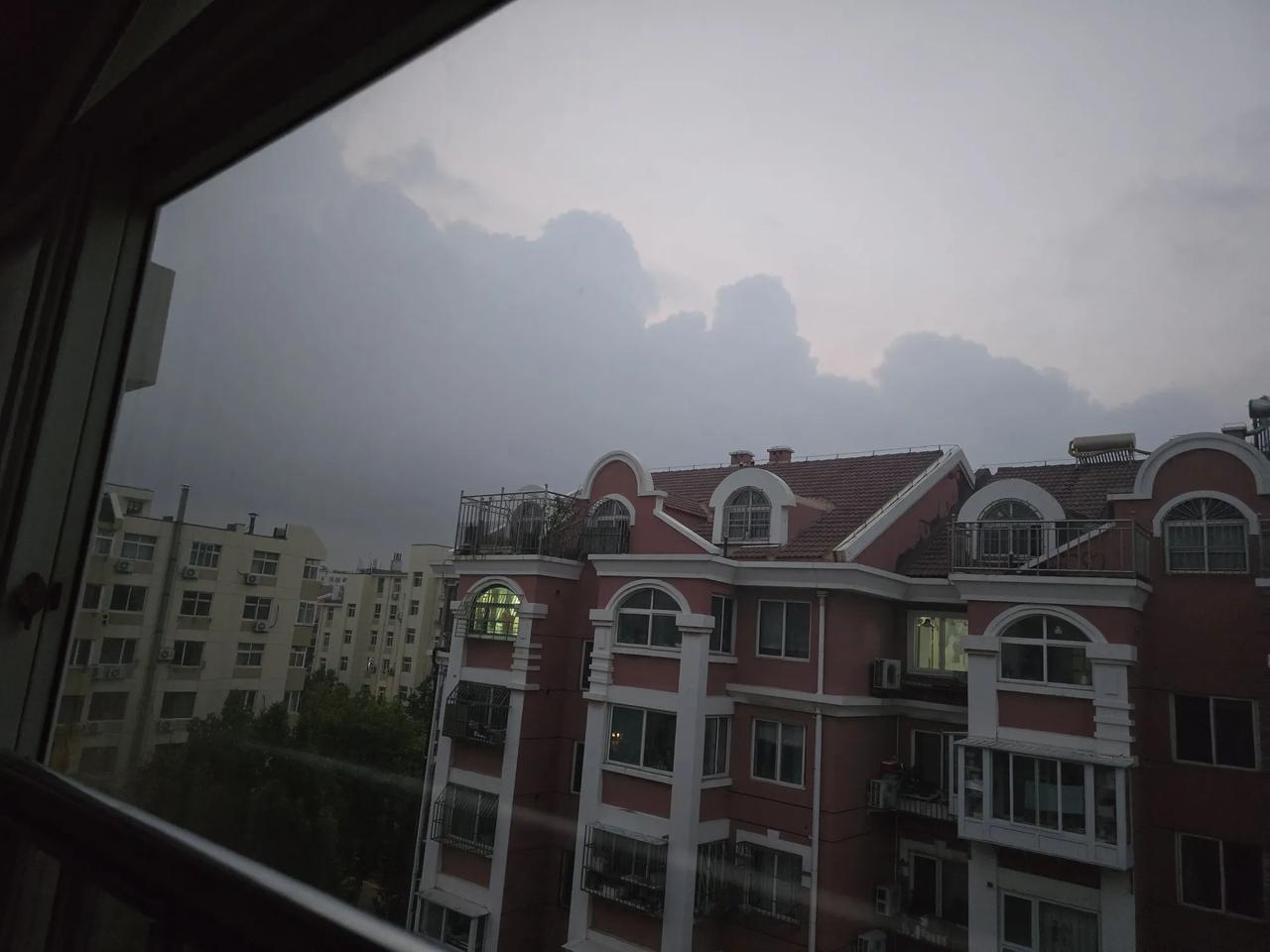 王铎：青岛的雨还真的来了俗话说，早看东南，晚看西北。今天凌晨四点四十，一看天