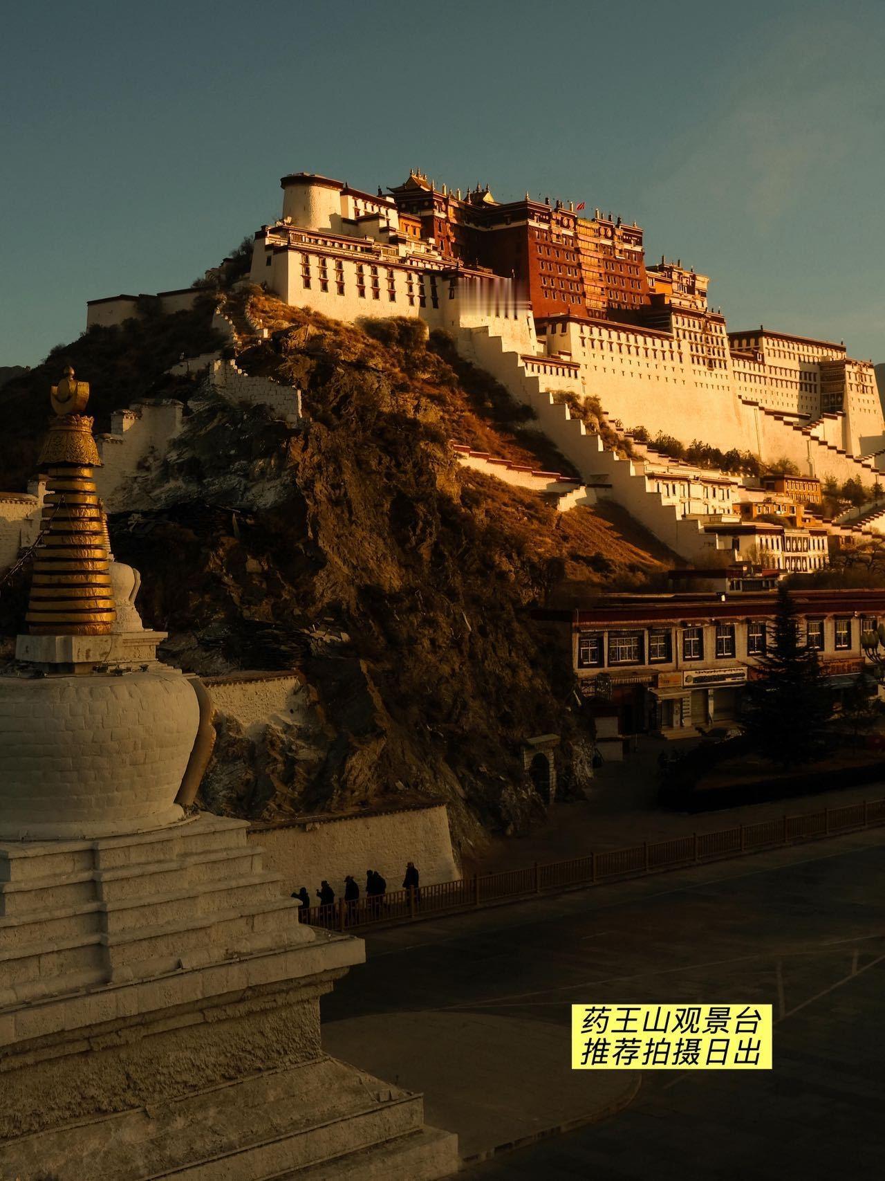 在拉萨，布达拉宫那可是响当当的标志性建筑，无数游客和摄影爱好者都慕名而来，就为了