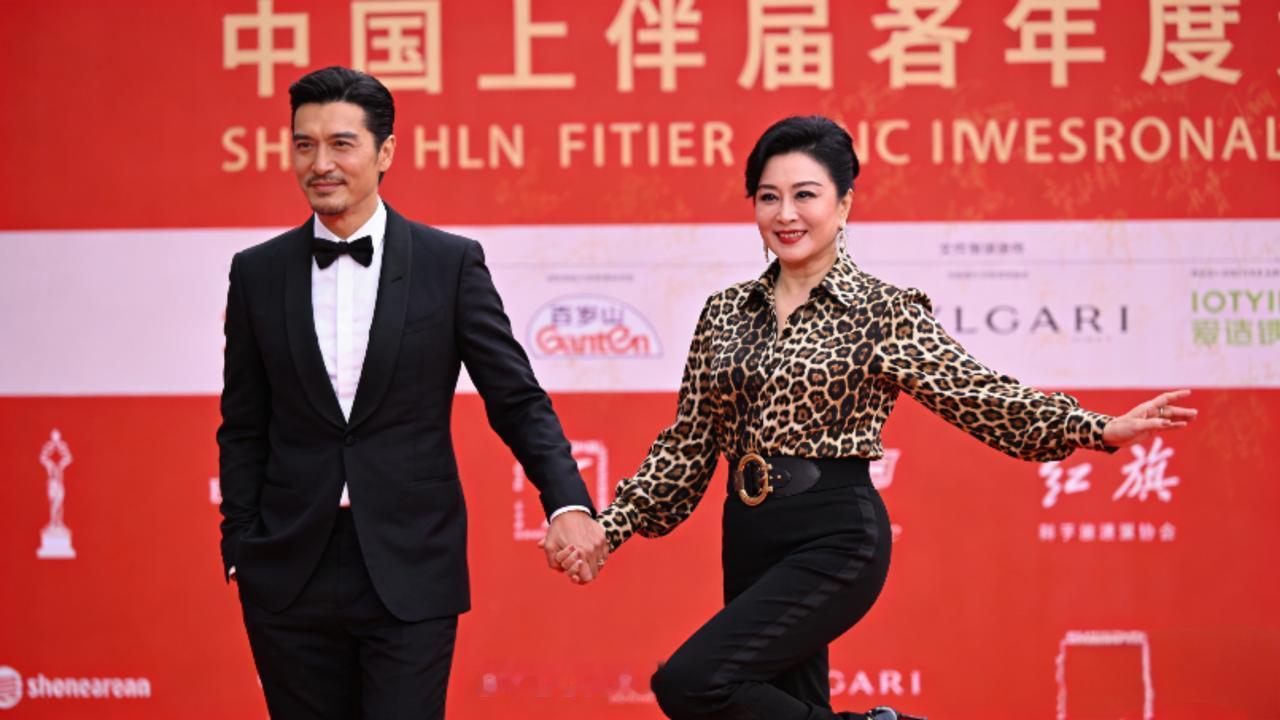 ipeg75岁刘晓庆养生秘籍火上热搜！顿顿吃肉+5分钟平板支撑，打脸“清淡养生