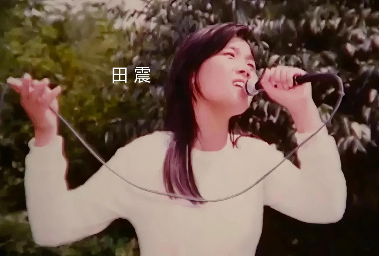 歌手田震的牙齿是天生的兜齿，俗称“地包天”，再加上她长期吸烟厉害，导致牙齿偏黄黑