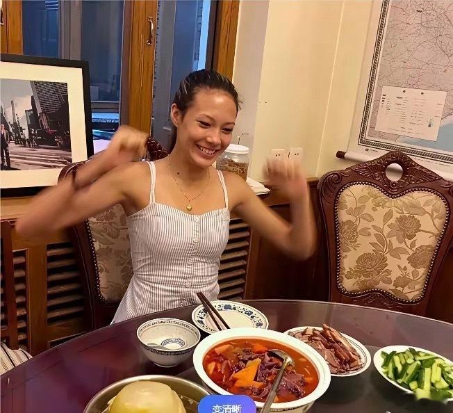 谷爱凌说：“我记得在美国读幼儿园的时候，别的小朋友课间点心带的都是葡萄干这类零食