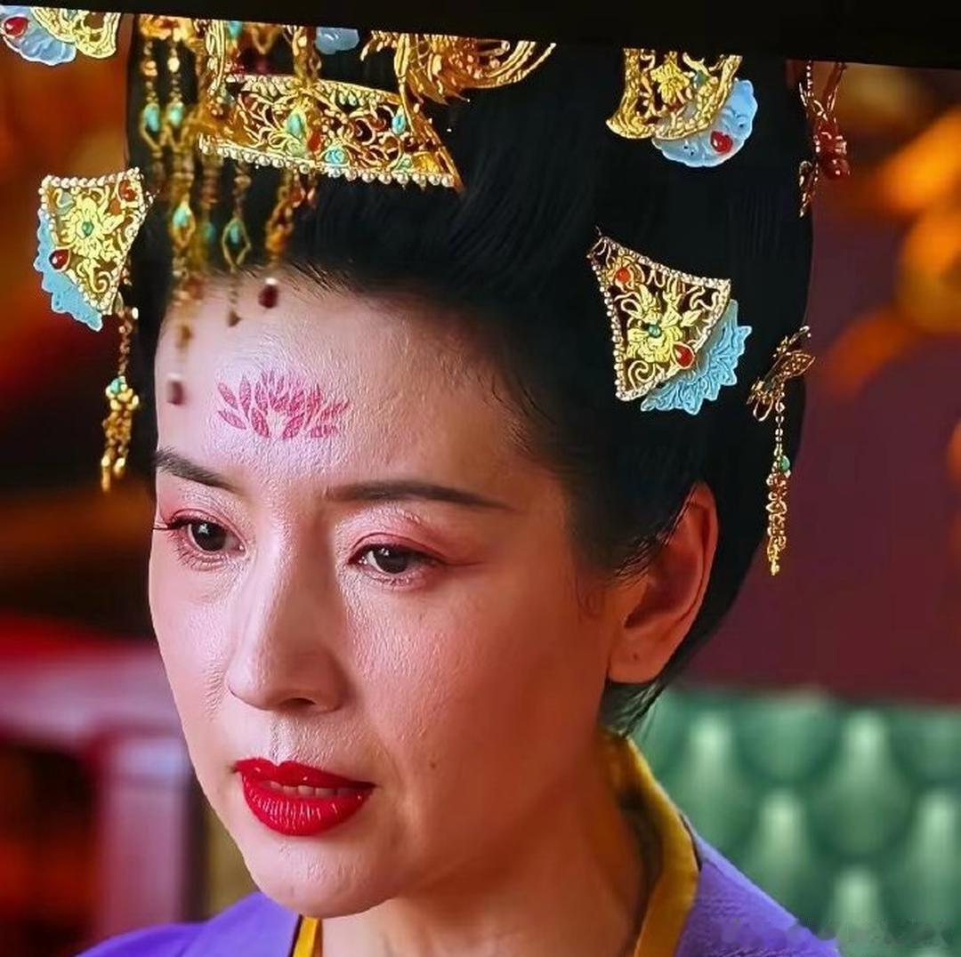 《莫离》是真的一点美颜磨皮都没开啊。这也太高清了吧。董洁脸上的毛孔和皮肤纹路都看