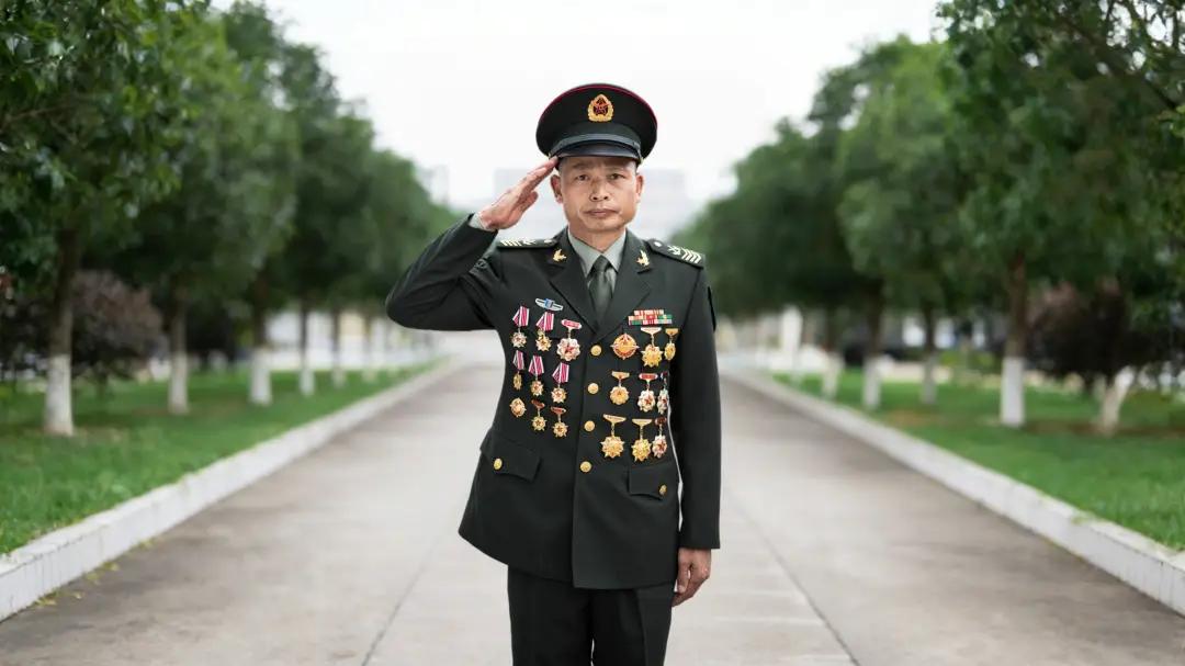“当兵37年，全军就他一个”，战士服役最高年限30年，能干满的比将军还稀少。可有