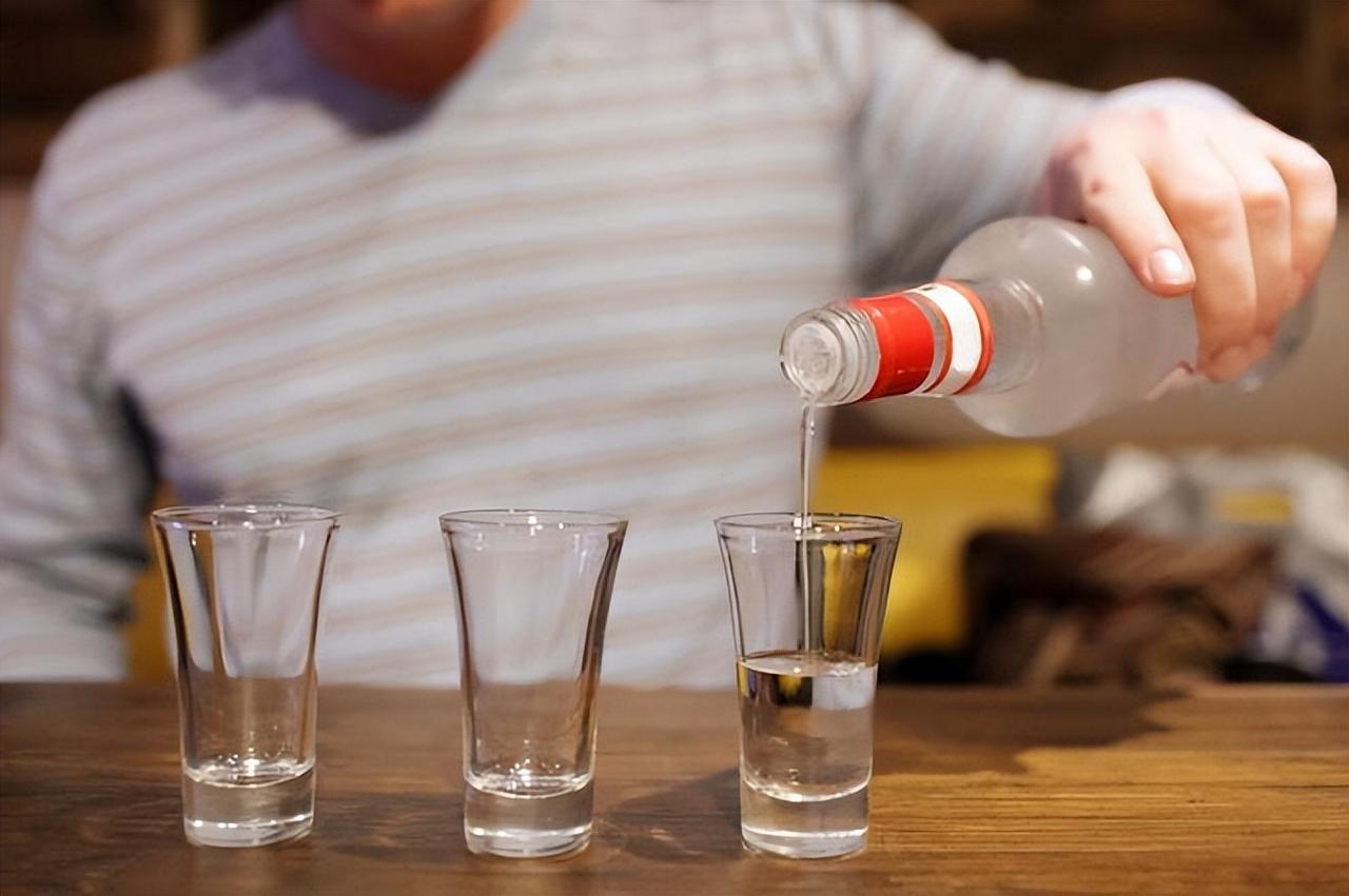 脑梗一口酒都不能喝？医生怒斥：患了脑梗喝酒或会引起这些并发症喝酒这事儿，看起