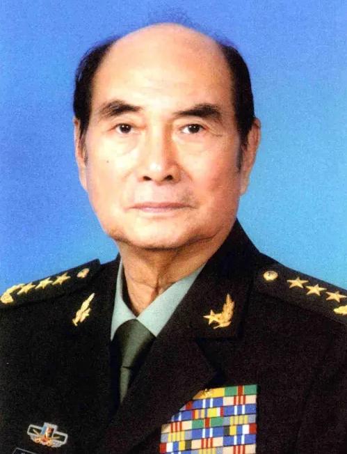 1984年，张万年到河南焦作参加全军后勤工作会议，晚上就住在部队里。部队晚上有放