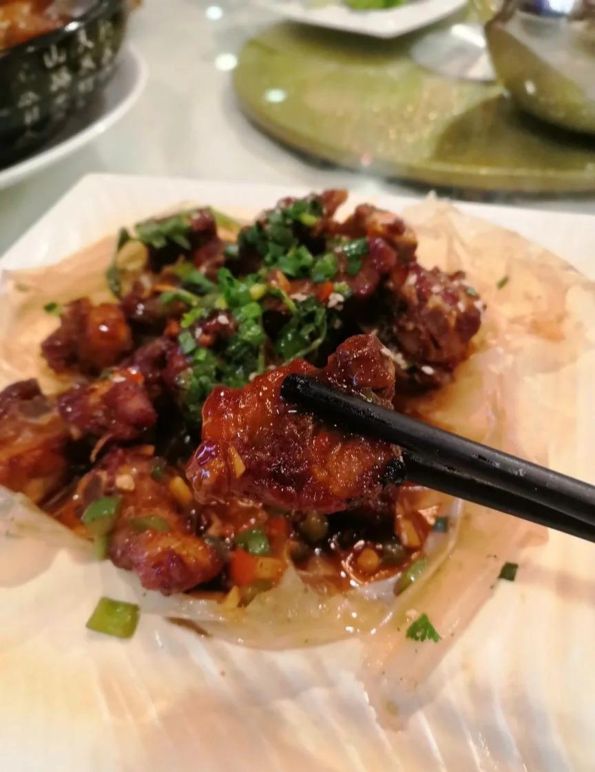 广西南宁打卡，这家20多年的老字号餐厅值得吃！南宁周周饭店美食推荐：1、蜜