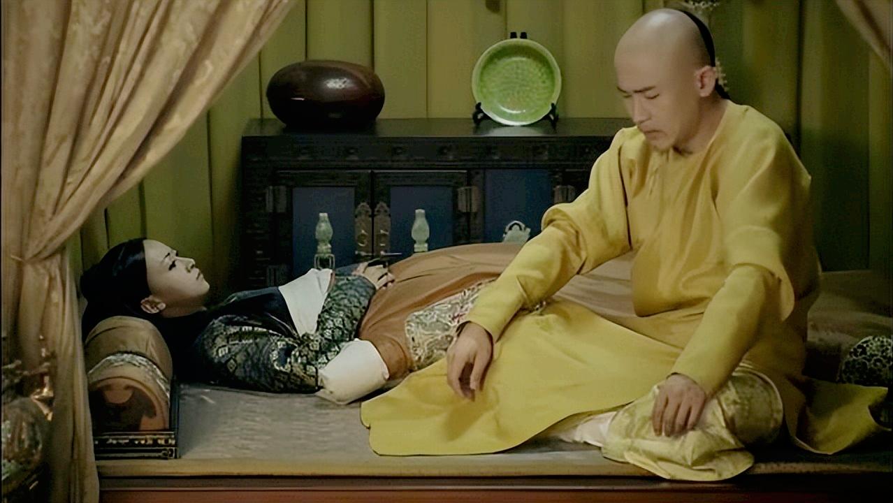 1752年，乾隆趁傅恒在外打仗，偷偷的将傅恒夫人召入宫中，他一把抱住傅恒夫人，傅