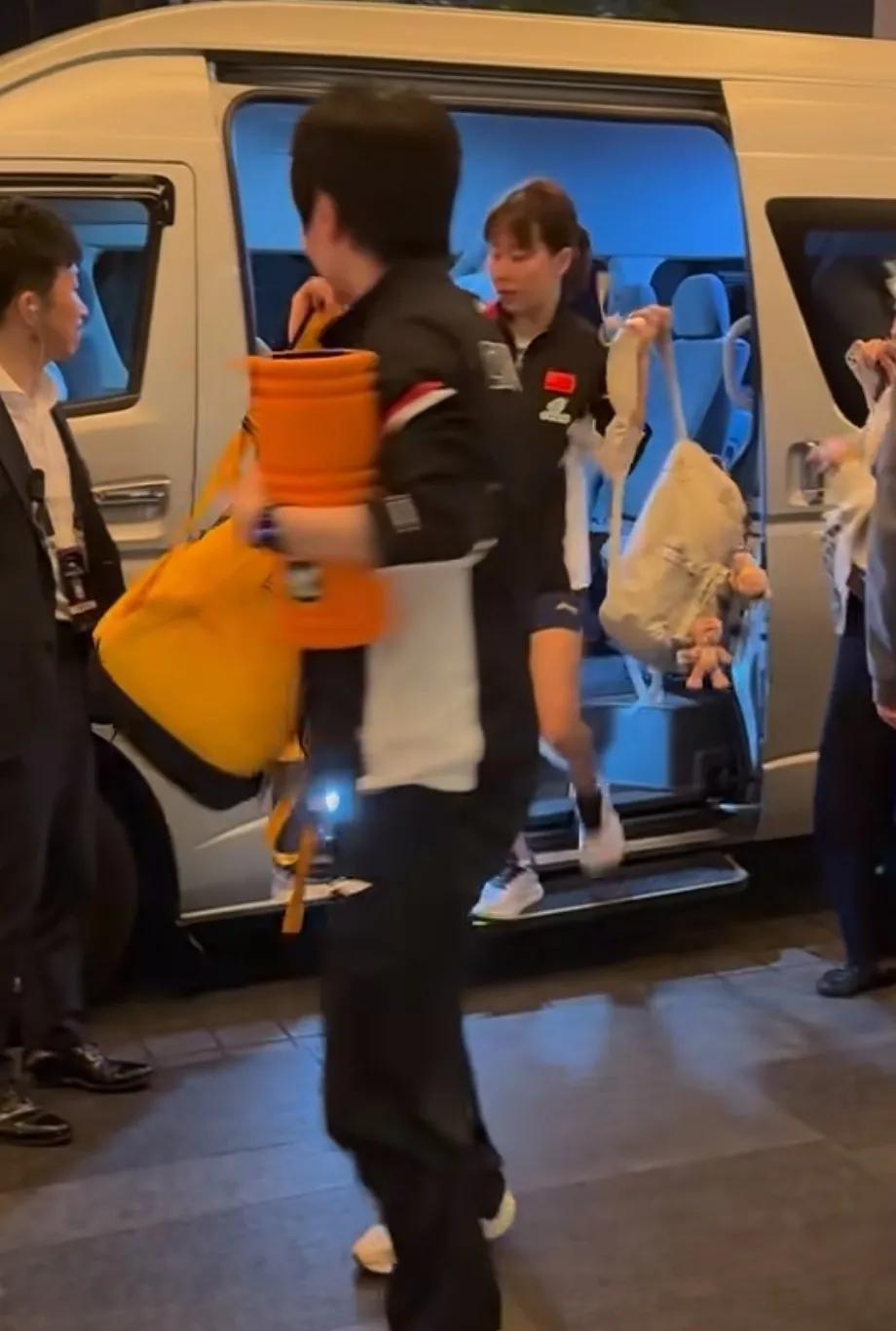 同同拎着奖杯回来了。这是同同的第一个冠军赛奖杯。估计也是没经验啊，直接拎着奖杯