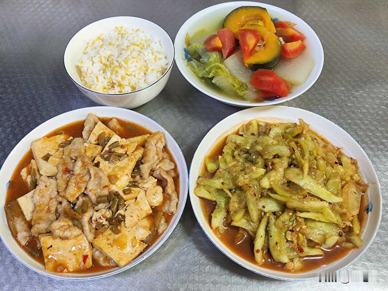 四月十七日午餐分享来啦！有酸菜烧豆腐滑肉片，香气扑鼻；有蔬菜汤(打卡十一天)，健