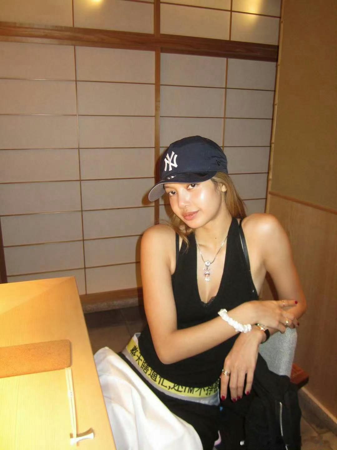 Lisa露/出内裤：整天瞎逼忙还TM不挣钱​​​