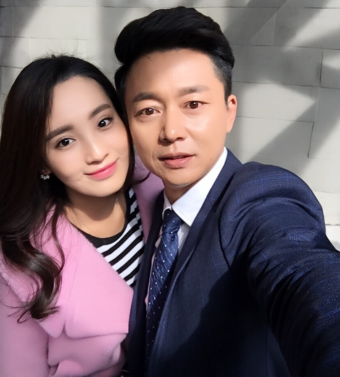 2001年，刘奕君看着铁了心要离婚的妻子说：离婚可以，不过我有一个要求，等他说完