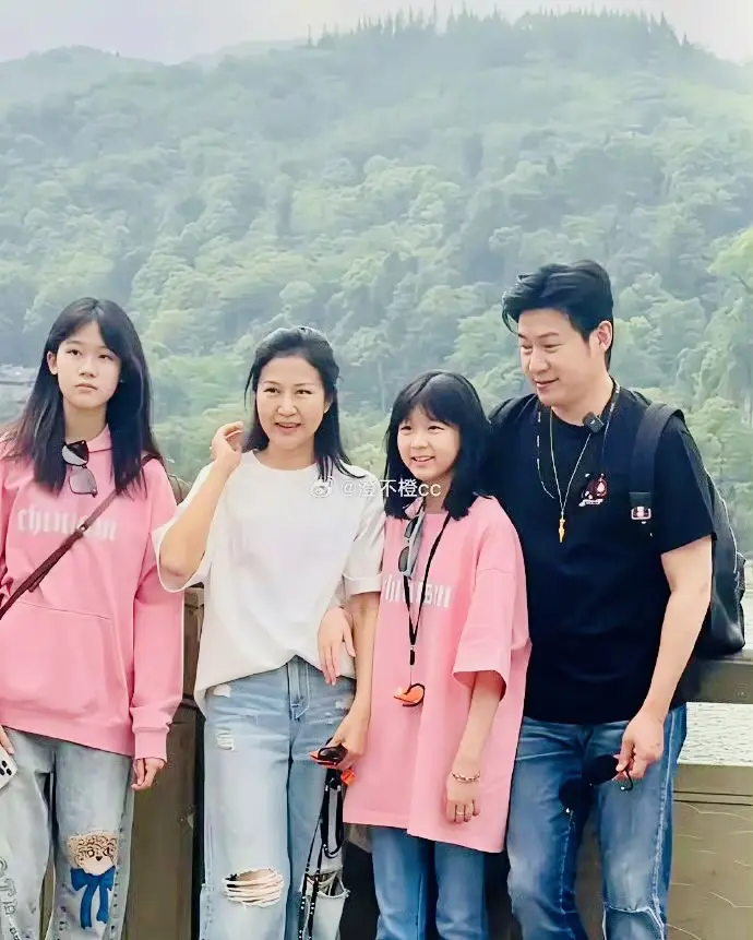 陆毅一家都江堰畅游，大女儿超170，二女儿高挑，好基因尽显。一家人身材佳，鲍蕾微