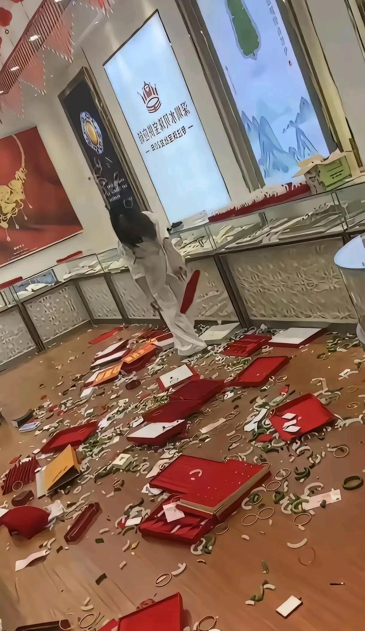 深圳水贝珠宝店惊现疯狂一幕！老板怒砸柜台百万玉镯碎一地深圳水贝珠宝城一场“