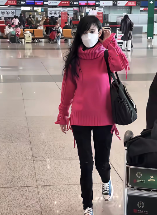 65年的周慧敏已经62岁了依然身材保持得像个小姑娘，更难得的是头发还是乌黑油亮