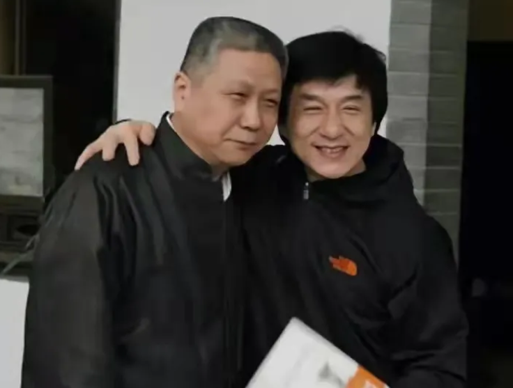 2008年，马未都穿着成龙送的真丝衣服上台颁奖，结果却成了“真空烧鸡”。下台后成