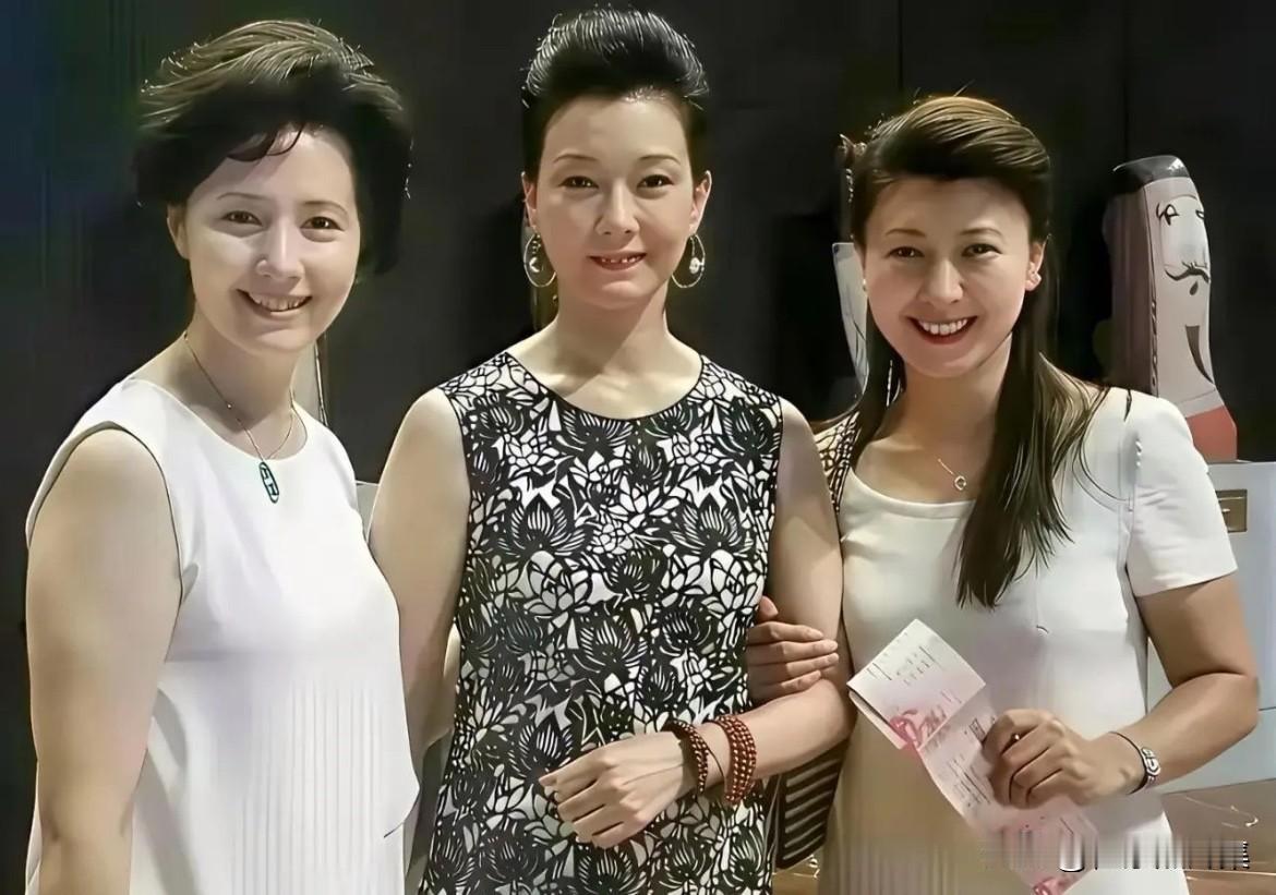 2014年，宋祖英、于紫菲、闫学晶在北京国家大剧院观看话剧《山楂树之恋》时的留影