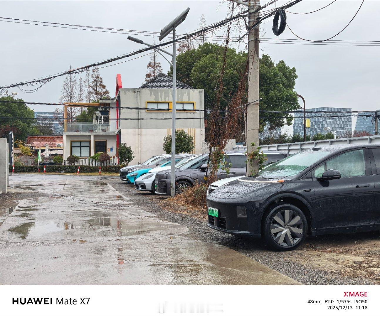 i6确实运动很多，底盘也不错。不知不觉就开快了，导致能耗比我开i8还高停车地是泥