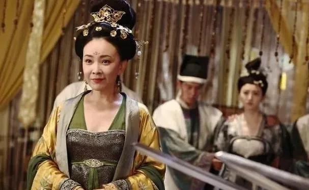 762年，权相李辅国夜闯唐肃宗寝宫，当着皇帝的面，将张皇后拖出了宫，连同党羽全部