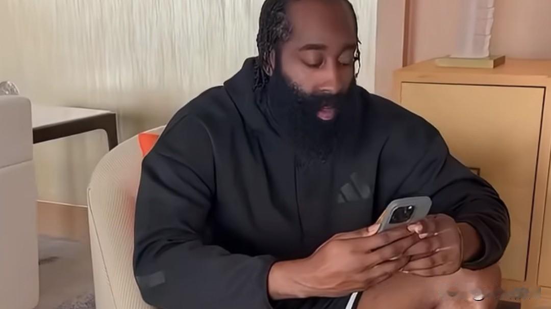 哈登传授的旅行途中三要素：葡萄酒和水以及下酒菜。做完头发的哈登要出去旅游了，
