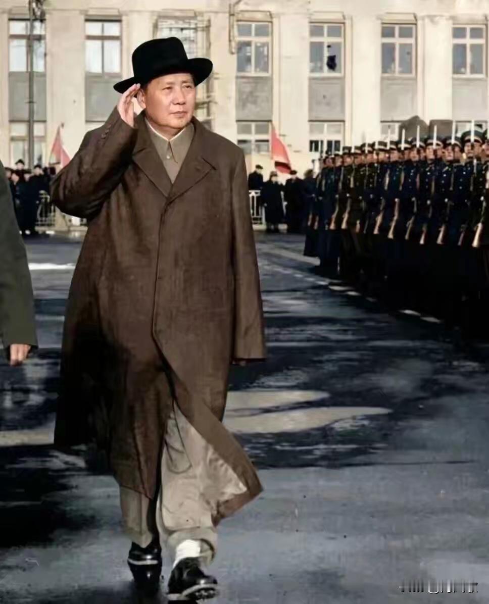 历史时光1957年11月2日下午，苏联莫斯科伏努科夫机场，毛泽东主席在赫鲁晓