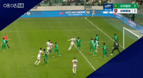 国安又被黑？成都蓉城扳平球疑似有手球嫌疑。这个球有可能打上廖力生腿上，然后弹到