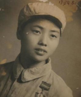 ☁抗美援朝中，16岁的女护士，双眼被美军炮弹炸瞎，当场昏死，醒来后，她听到