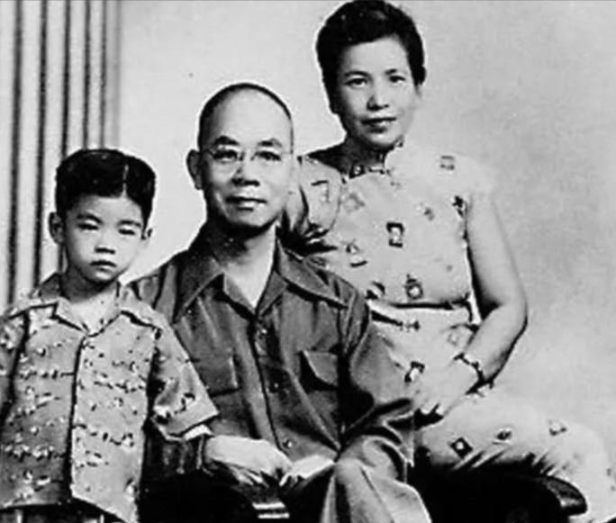 吴石死后十五年里，每月有人给他妻子送来320元台币，蒋经国查清了送钱的人，却不敢