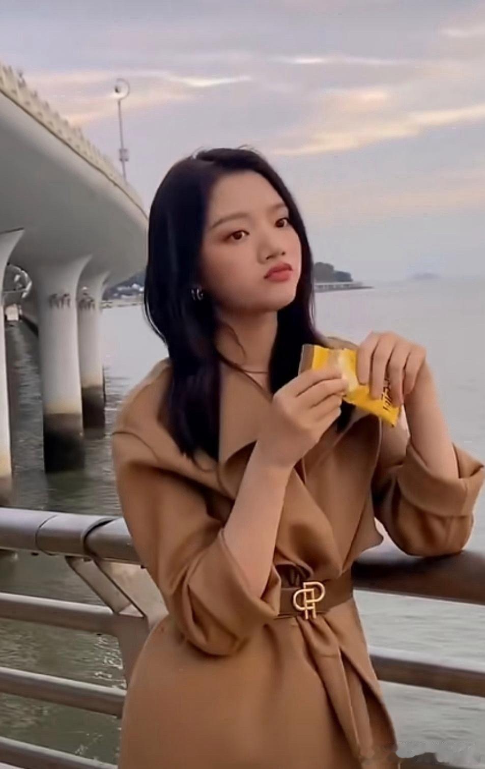 调皮的任敏把吃剩零食装衣服口袋，竟看不出来，估计是她太瘦啦，这小机灵鬼！​​​