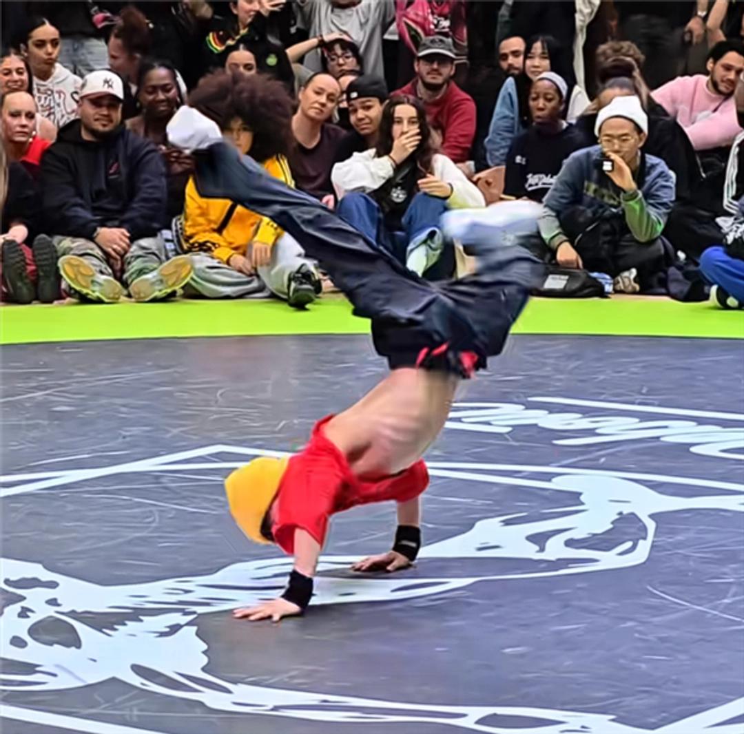 13岁小孩，拿醉拳干翻了世界街舞冠军。这事发生在巴黎，JusteDebou