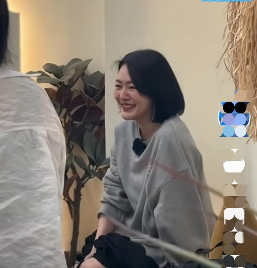 小S最近心情不错，出来旅游，跟友人聊的很开心。小S笑起来，跟她姐姐大S越来越像，