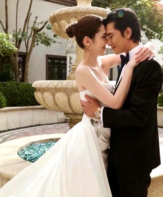 看到邱泽结婚现场，终于理解当年的霍建华了新娘子沉浸在自己人生最美的时刻忙