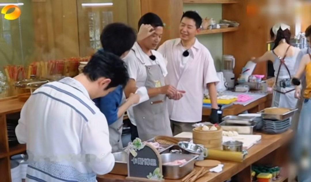 王俊凯戴军争当林大厨心头好王俊凯和戴军争当林大厨心头好这段真的太有画面感了！一