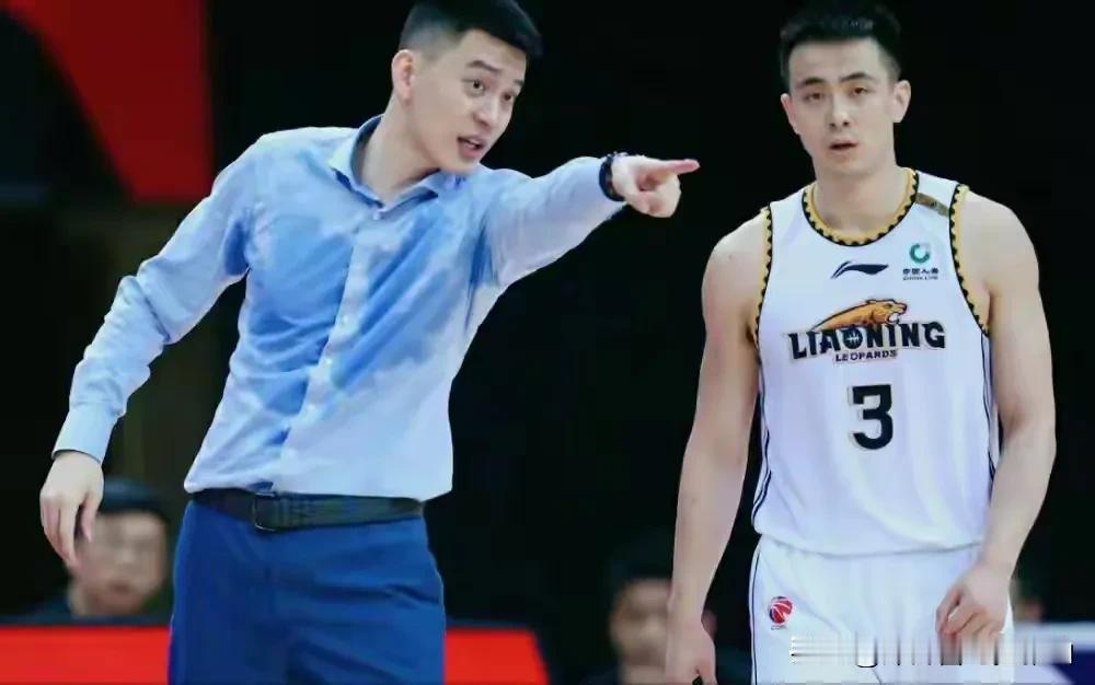 不少球迷认为杨鸣是摘了郭士强的桃子，认为拿到三连冠是水到渠成，仔细分析一下你就知