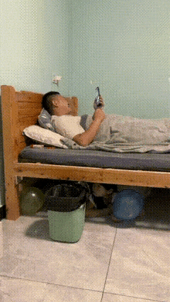 把我笑得肚子都疼了，眼泪也笑出来了！你看床上这位大哥，安安稳稳躺着，专心举着手