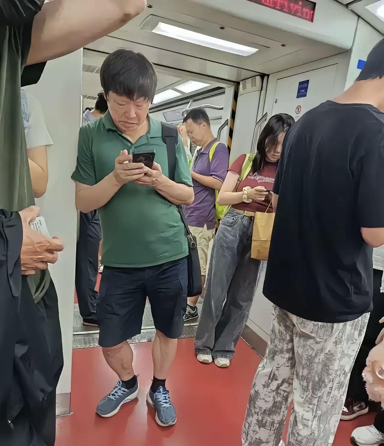 老胡怎看像个“小混混”，这个年纪的人，也算个大咖，如此打扮一点不稳重，有时候从面