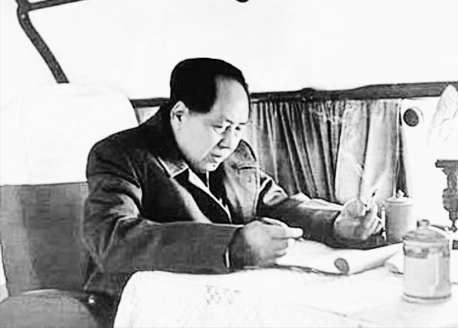 建国后，中央不成文规定：为了保证毛主席的安全，禁止他坐飞机。建国后限制毛主席
