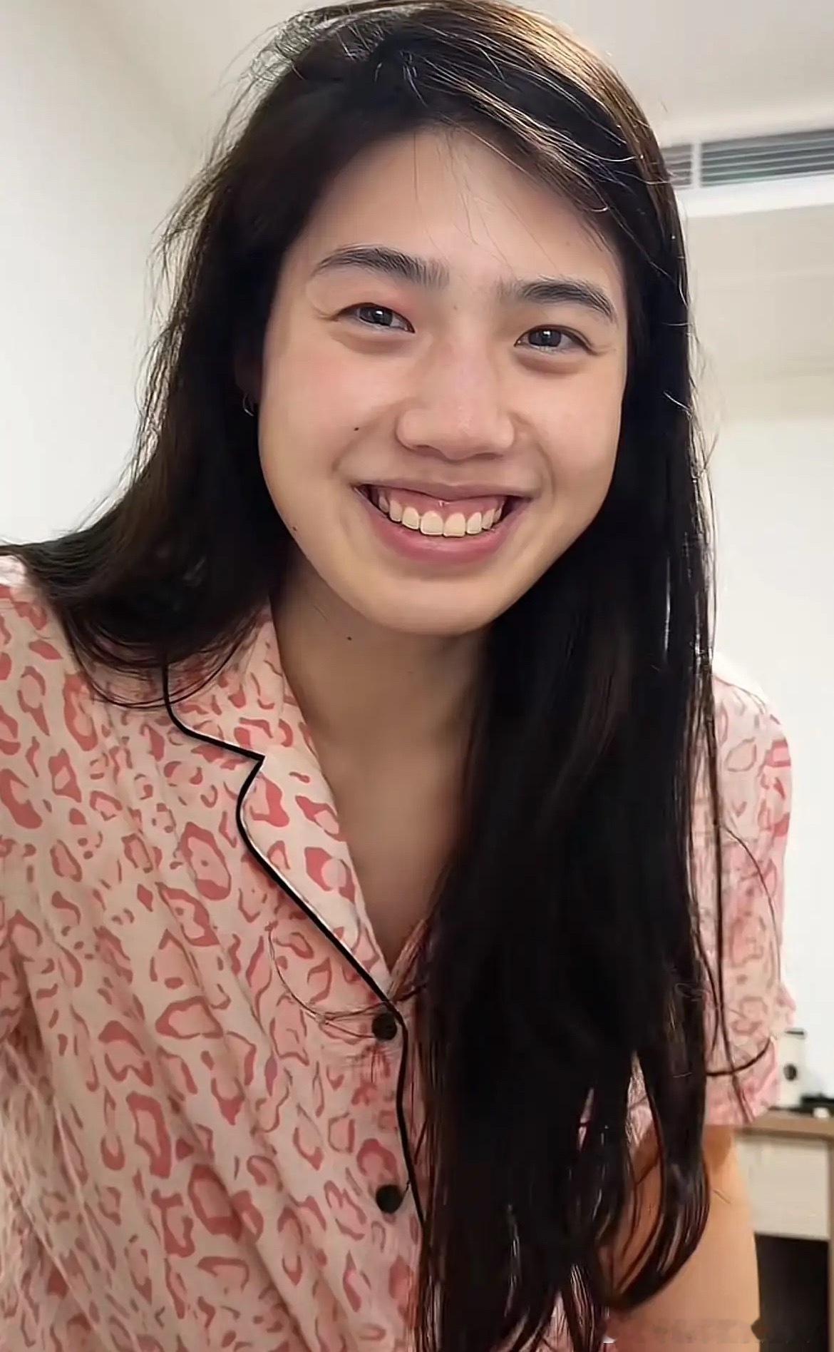 “泳坛一姐”张雨霏，真的太大胆了，穿个睡衣就敢拍视频，而且又是素颜，没有打扮，不