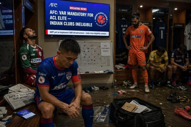 该博主写道：“亚足联正式规定所有成员国顶级联赛必须启用VAR视频助理裁判，只有具