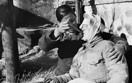 1941年，日军朝郭伍士开了七八枪，又对着他的腹部捅了两刀，这才离去。不久，一个