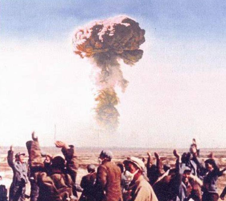 1964年，我国第一颗原子弹爆炸成功。当工作人员把消息告诉毛主席的时候，毛主席立