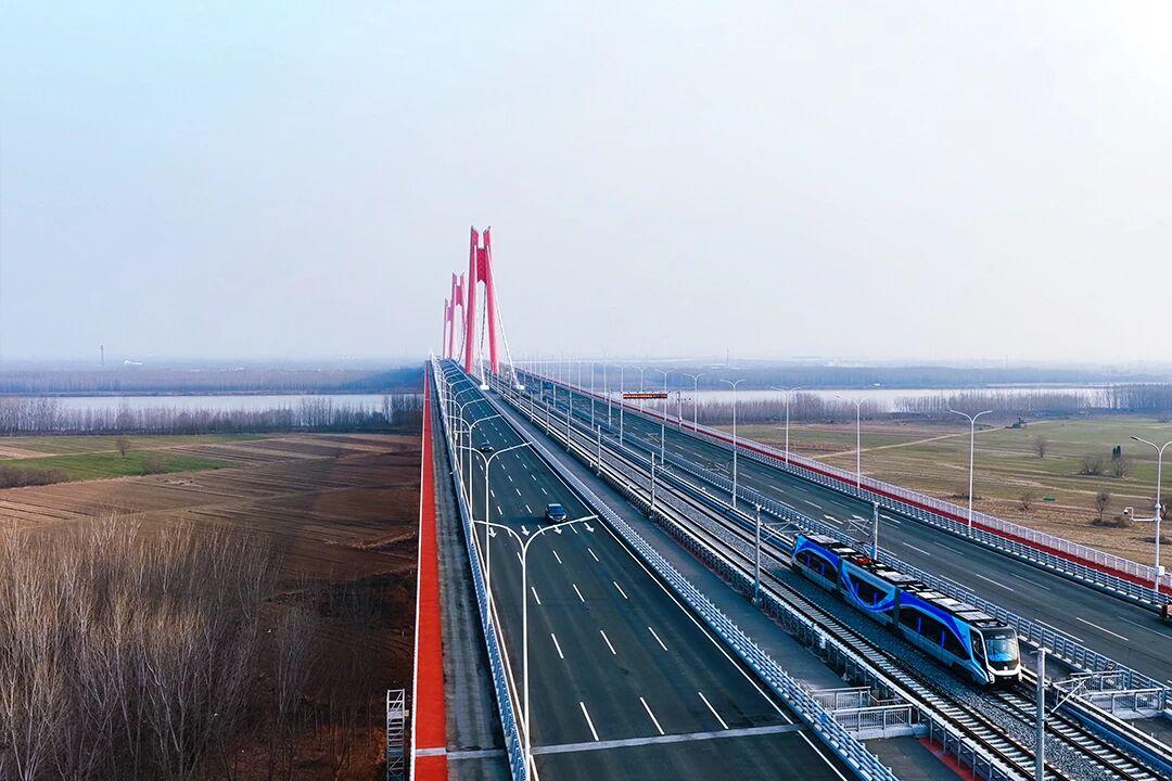 给力，首条跨黄河有轨电车济阳线开通了！济南作为山东省省会，轨道交通建设起步较晚