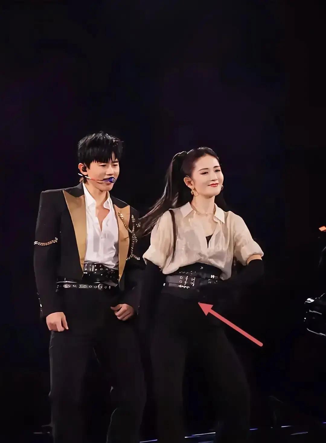 谢娜张杰跨年晚会一出场，造型就成了全场焦点。两人合唱《他不懂》，谢娜穿了件超宽