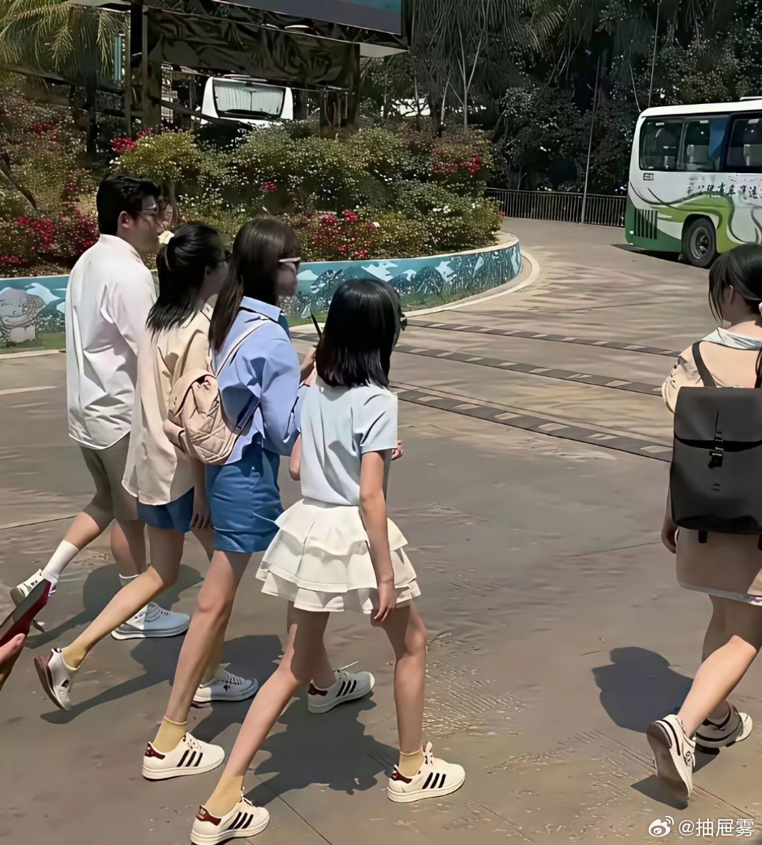 陆﻿毅：我⁠当年‎⁠就‏‎是一眼相中鲍蕾那‎‍‍双腿了‎。现在好‍了，一家4‍口‎‌⁠全是长腿，根⁠