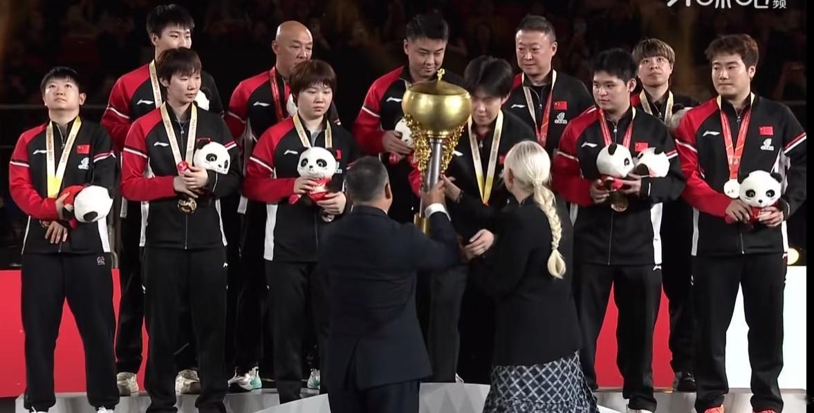 这次刘国梁也来成都混团了不是来加油的也不是来指导队员的，而是和索林一起颁