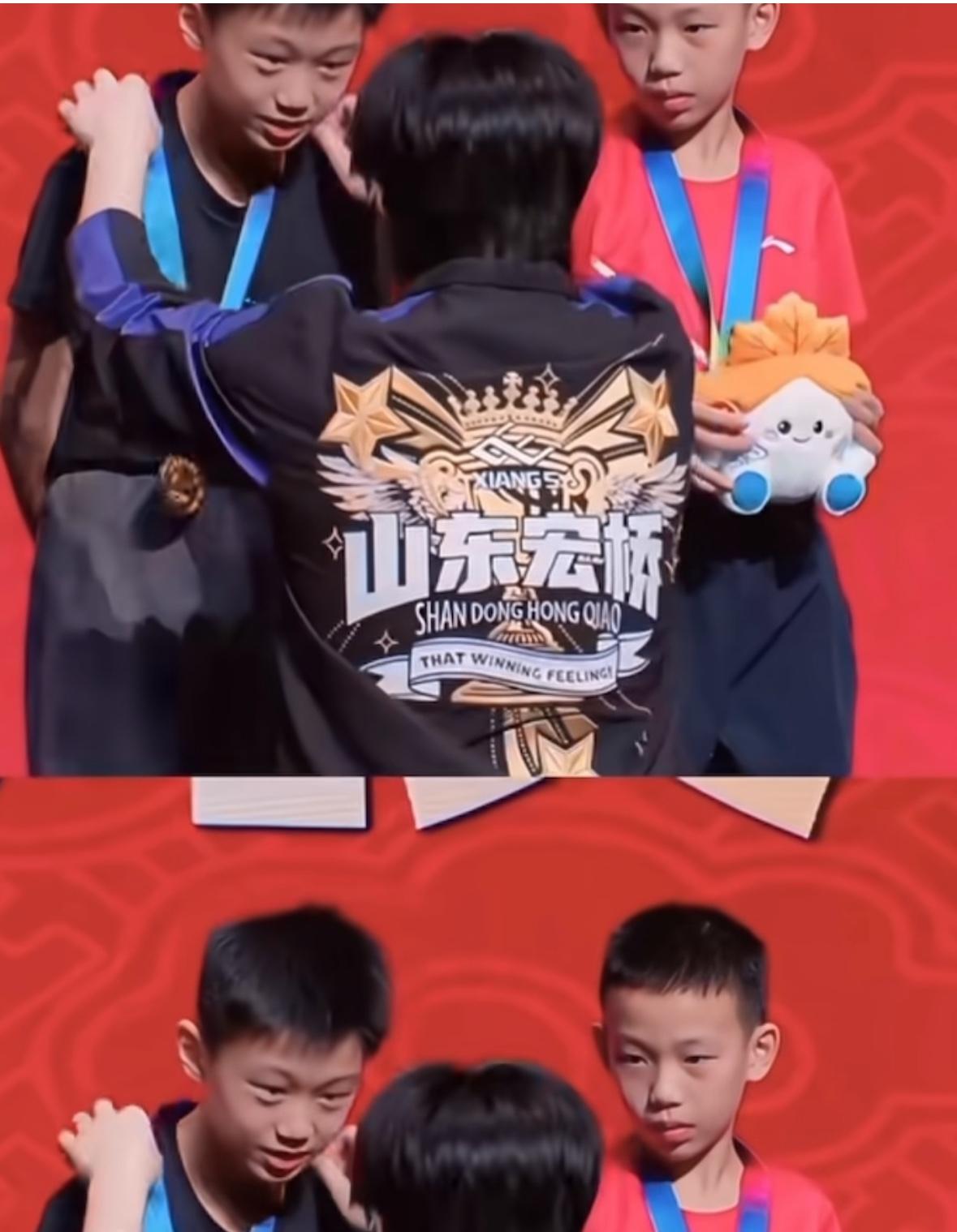 王楚钦给小运动员颁奖——侯英超老师说这是一种很大的鼓励和激励！侯英超老师看到王