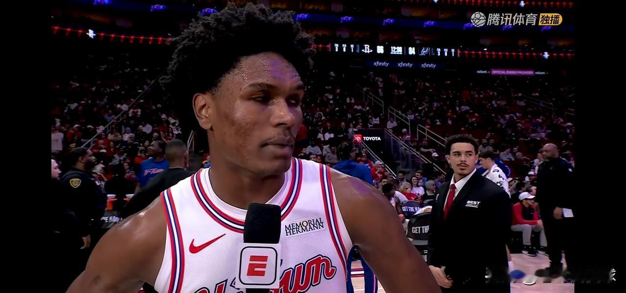 火箭球星阿门-汤普森真是毫无三分威胁！在今天火箭主场以99：111输给马刺的比赛